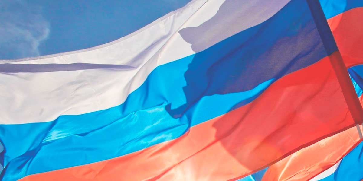 развивающийся флаг России