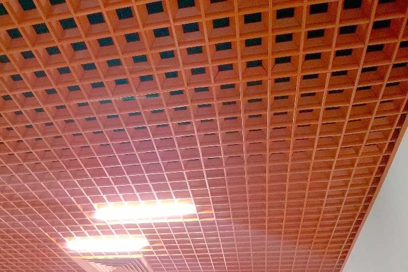 Растровый потолок коричневого цвета