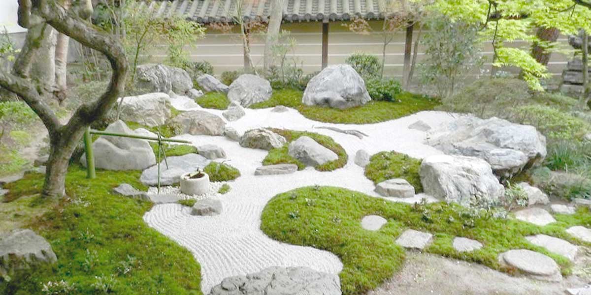 японский сад камней у загородного дома