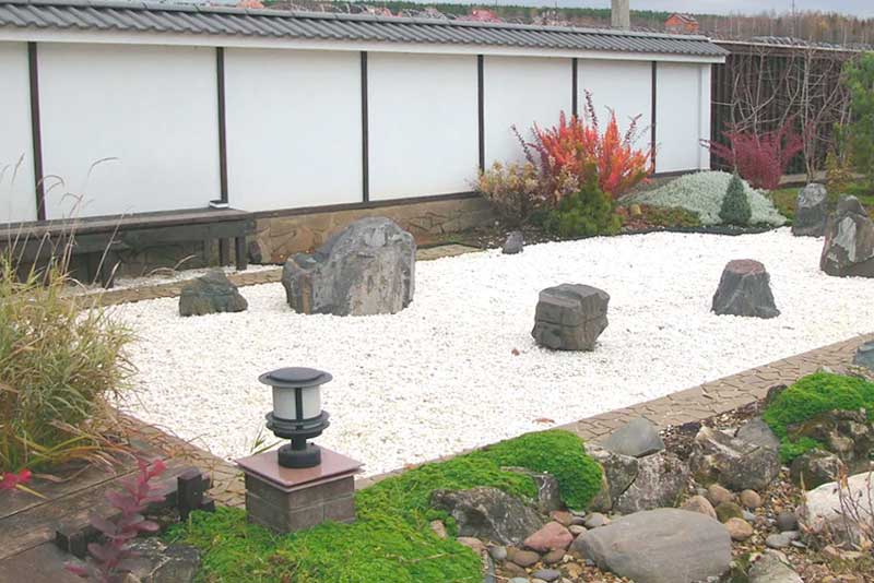сад камней возле дома