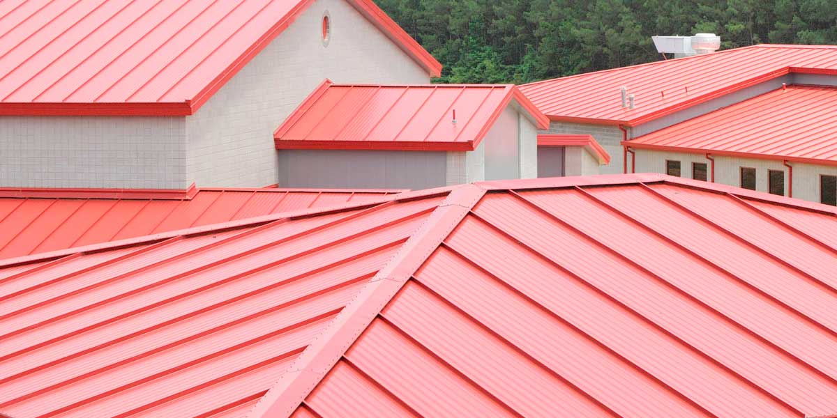 Красная крыша дома из профлиста