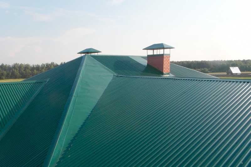 Зеленая крыша коттеджа из профнастила