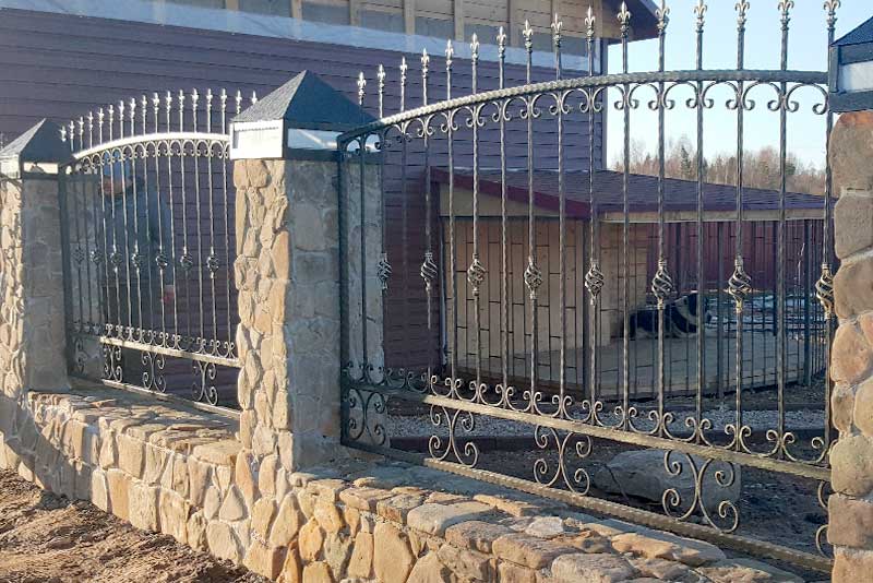 Кованный забор с декоративным камнем